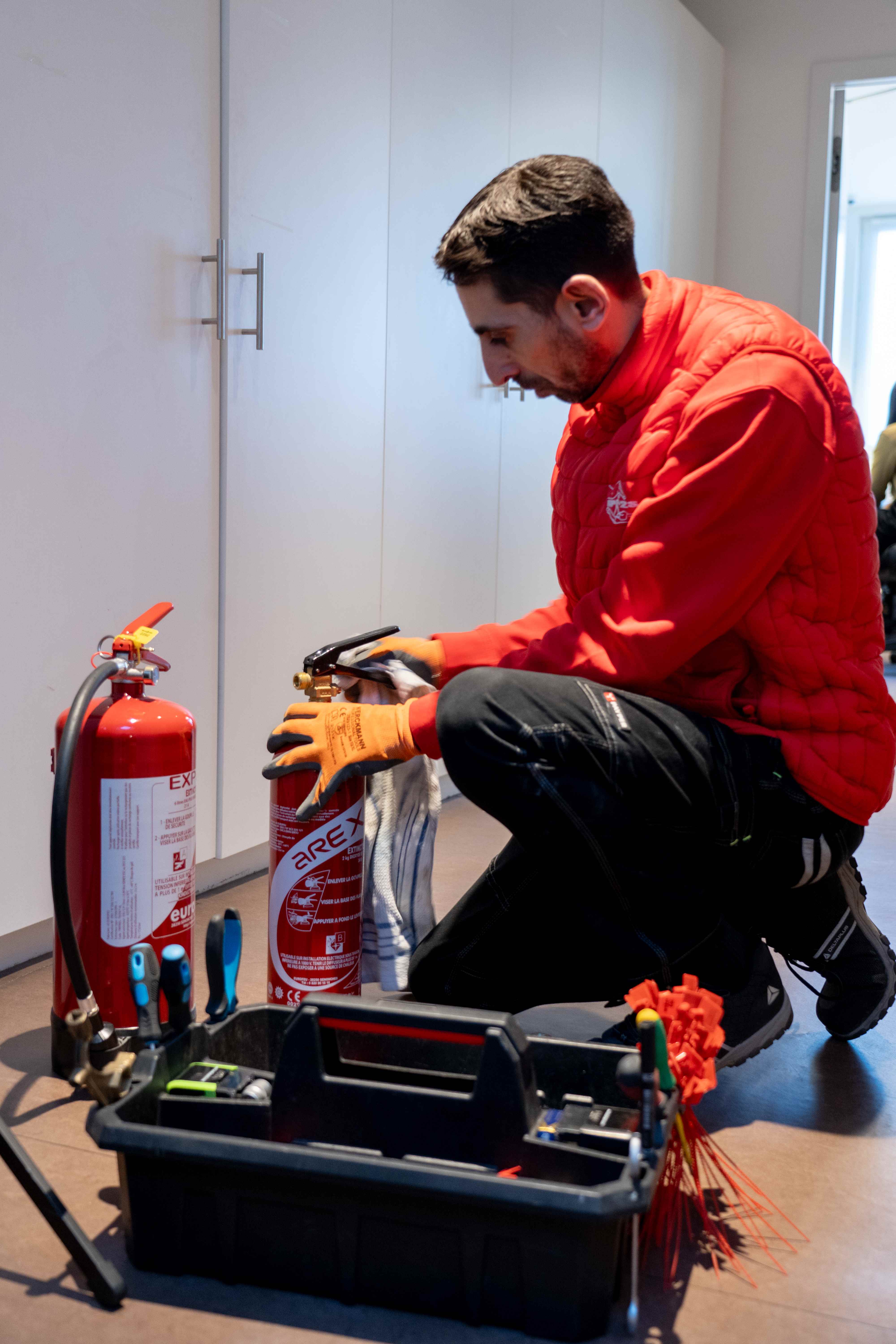 Maintenance d'extincteur par un technicien IP2S