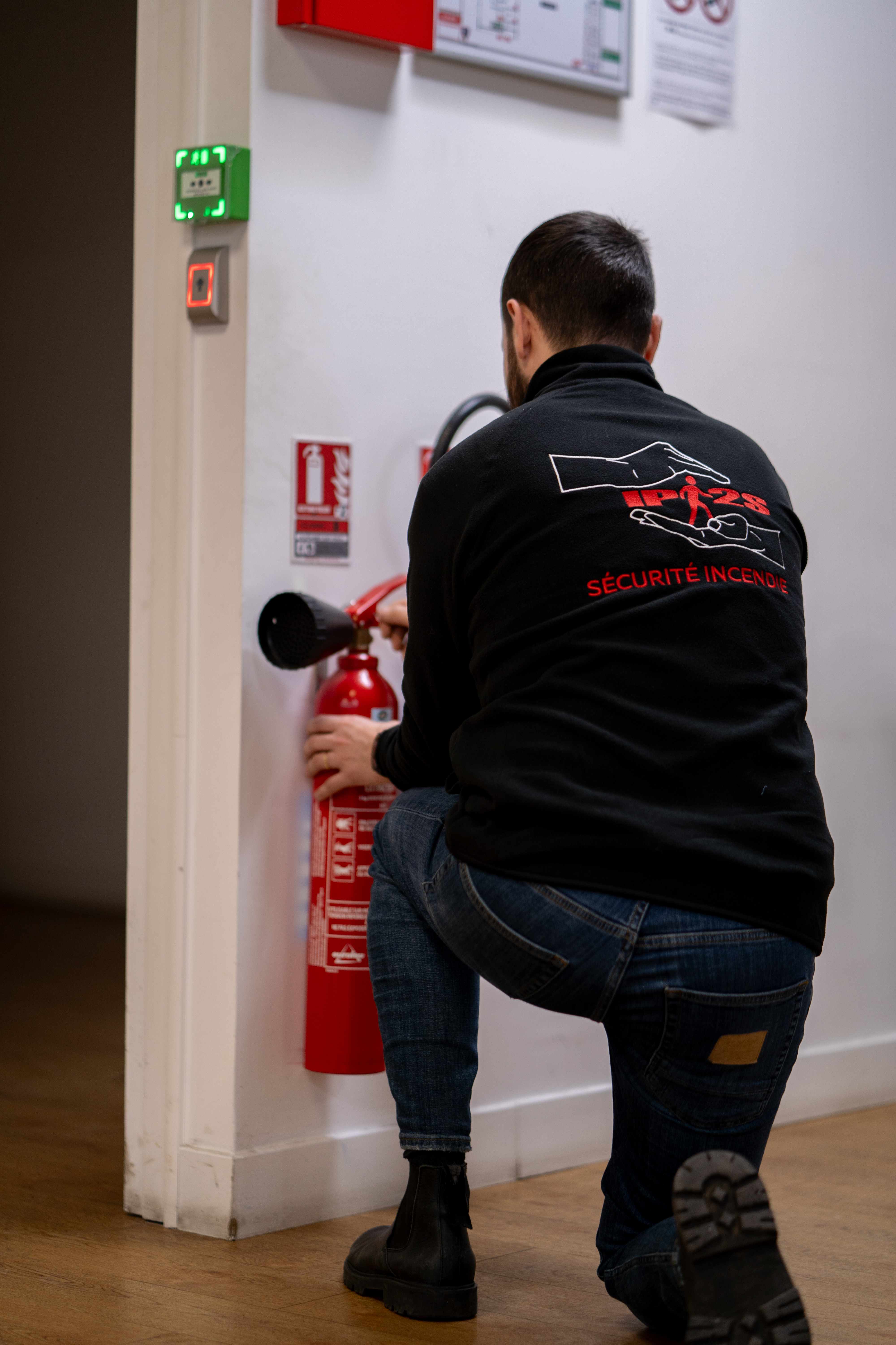 Installation d'un extincteur en entreprise
